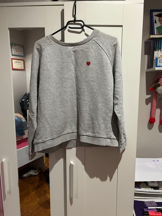 Sudadera gris con corazón rojo