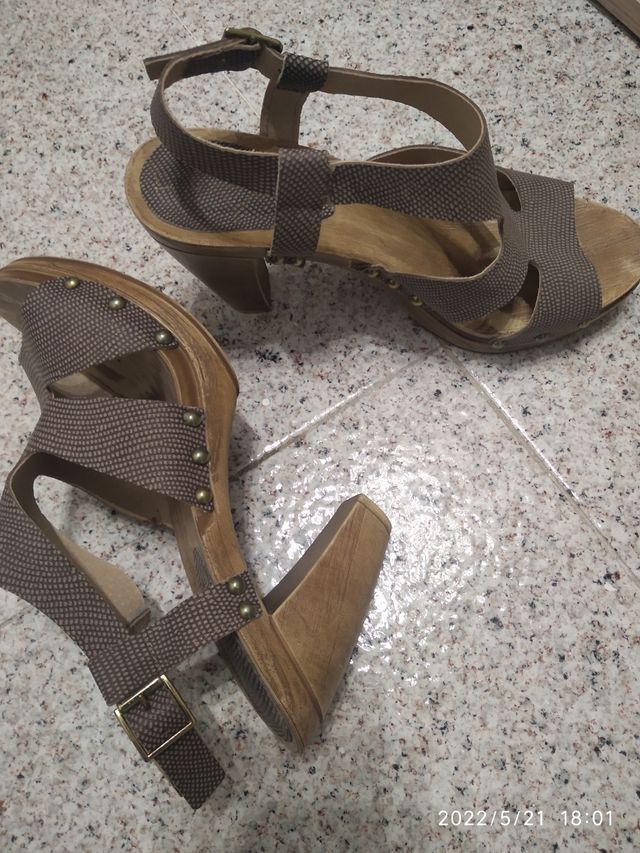Sandalias marrones de cuña
