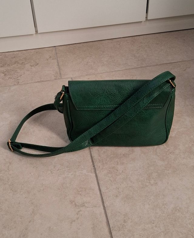 Borsa a tracolla verde con logo dorato