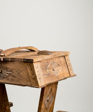 Costurero antiguo de estilo rústico