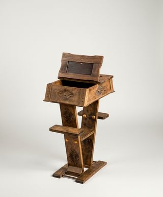 Costurero antiguo de estilo rústico