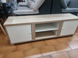 Mueble TV bajo madera y blanco