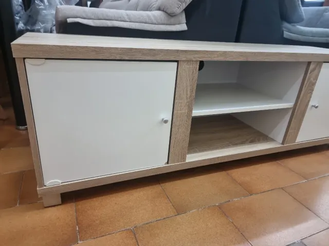Mueble TV bajo madera y blanco