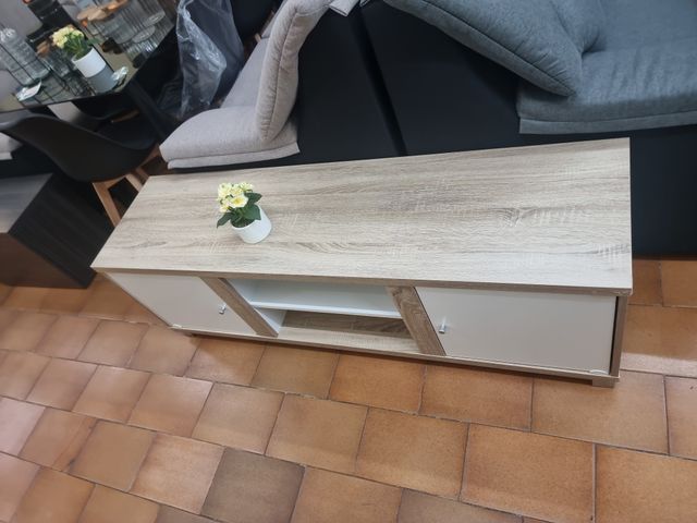 Mueble TV bajo madera y blanco