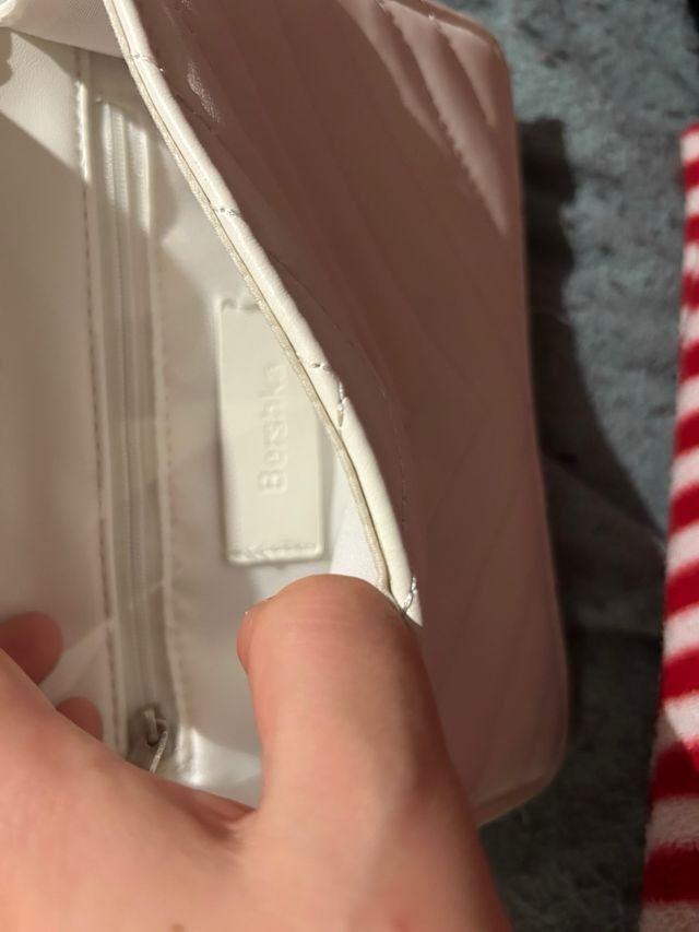 Bolso blanco con cadena plateada