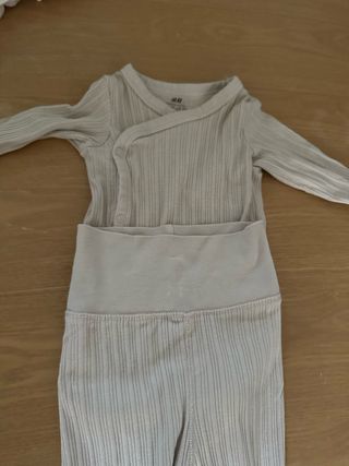 Conjunto bebé H&M 2-4 meses body y pantalón