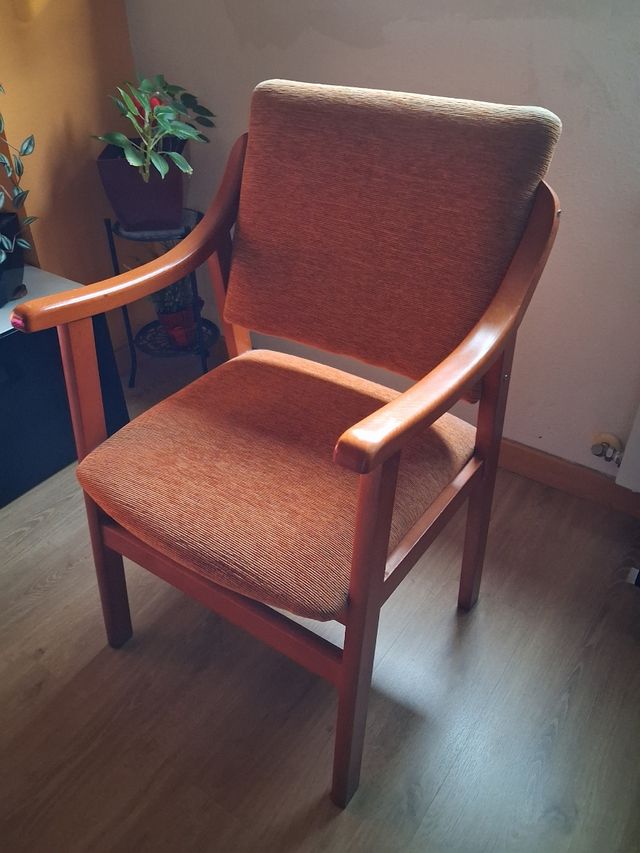 Silla de madera con reposabrazos