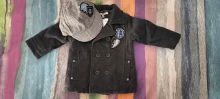 Abrigo niño gris con gorra