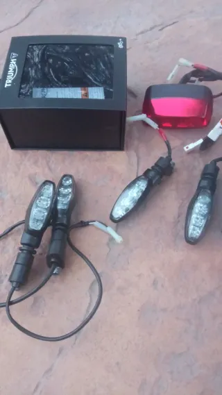 Piloto trasero e intermitentes LED Triumph