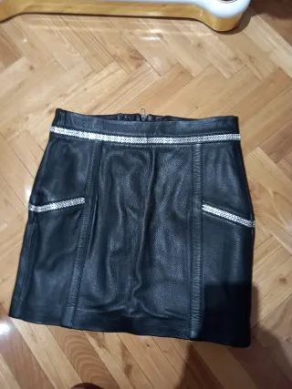 Falda piel auténtica negra con detalles