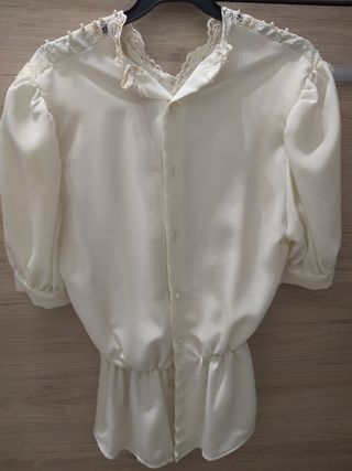 Blusa blanca con perlas y encaje