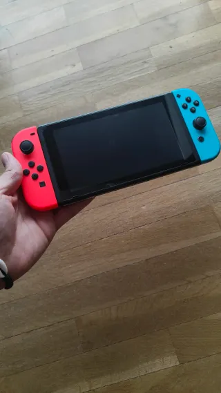 Consola Nintendo Switch con 4 mandos + extras