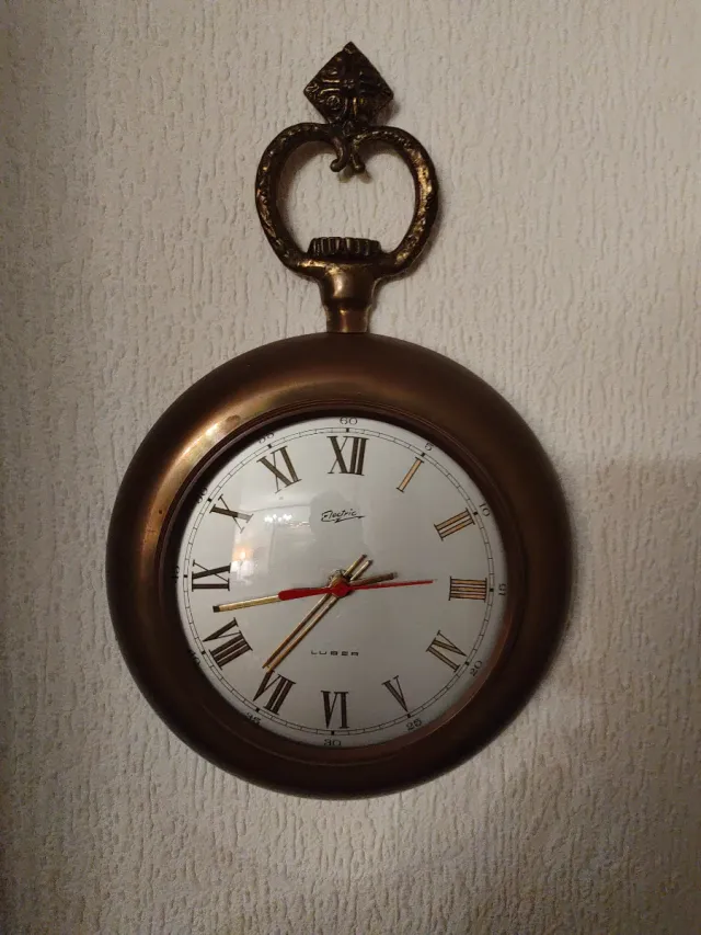 Orologio da parete in metallo dorato