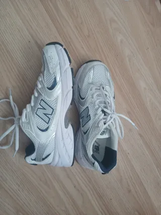 Zapatillas New Balance plateadas y blancas