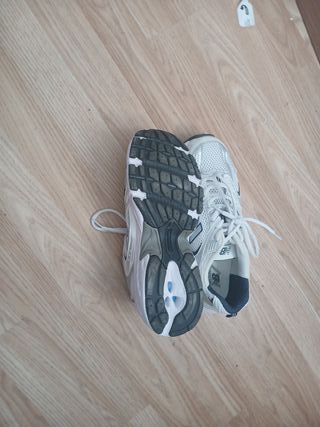 Zapatillas New Balance plateadas y blancas