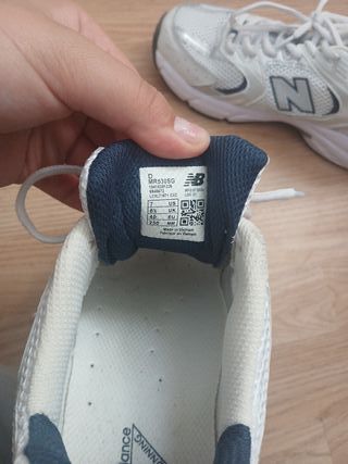 Zapatillas New Balance plateadas y blancas