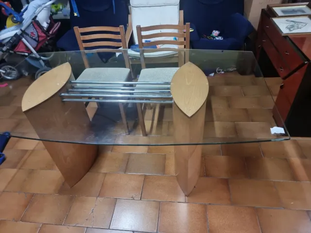 Mesa de cristal y madera