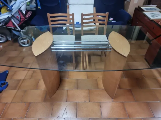 Mesa de cristal y madera