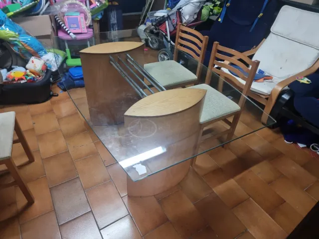 Mesa de cristal y madera