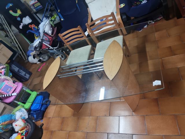 Mesa de cristal y madera