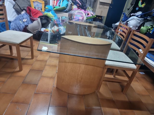 Mesa de cristal y madera