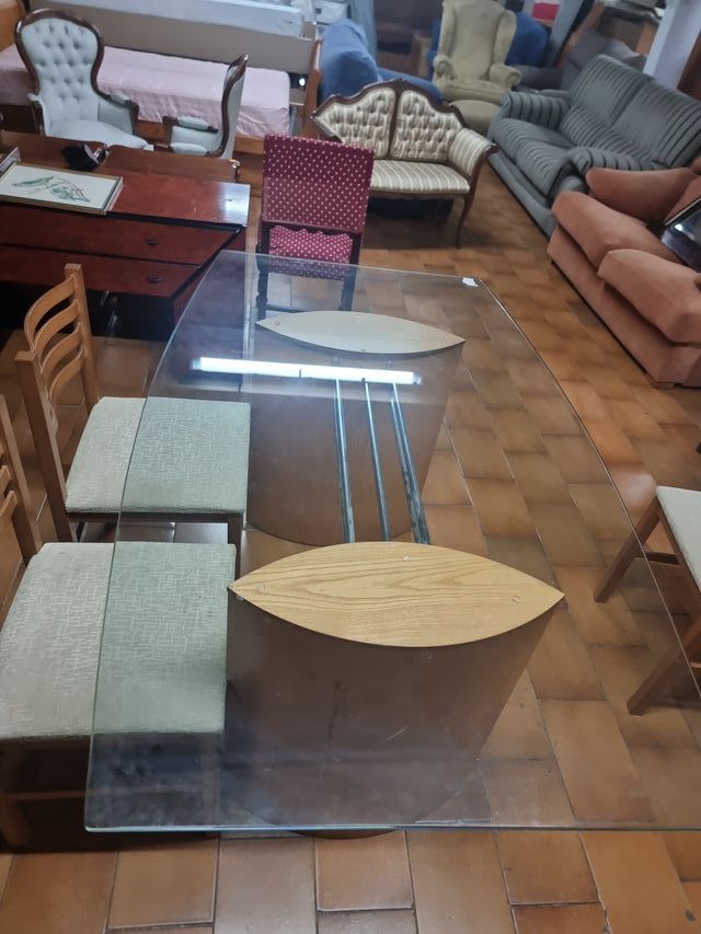 Mesa de cristal y madera