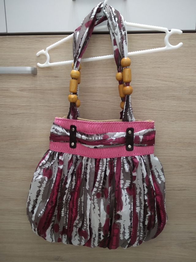 Bolso multicolor con detalles de madera