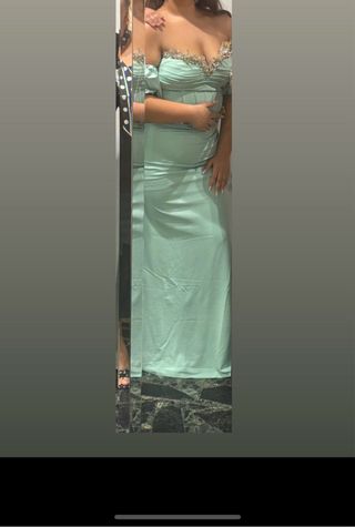 Vestido de fiesta verde con detalles piedras dorad