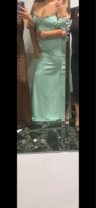 Vestido de fiesta verde con detalles piedras dorad