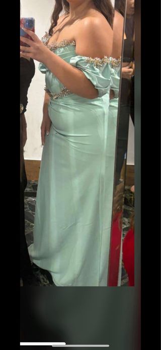 Vestido de fiesta verde con detalles piedras dorad