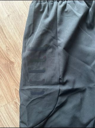 Pantalón Under Armour gris