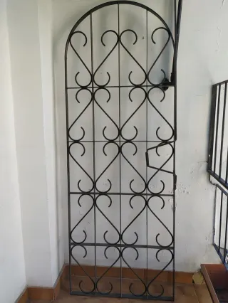 Puerta de forja decorativa