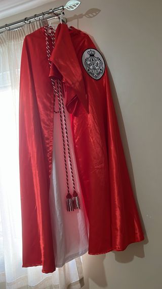 Traje de penitente rojo con escudo