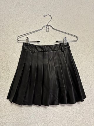 Falda polipiel negra plisada.