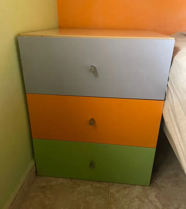 Mesa de cabeceira de 3 gavetas. Não envio.