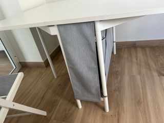 Mesa extensible blanca con 4 sillas
