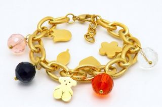 Pulsera dorada con charms de oso y abalorios
