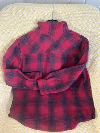 Camisa de franela a cuadros roja y negra talla 7/8