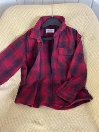 Camisa de franela a cuadros roja y negra talla 7/8