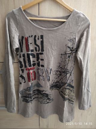 Camiseta gris con estampado de barco