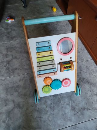 Andador infantil de madera con actividades