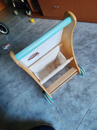 Andador infantil de madera con actividades