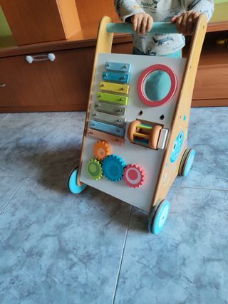 Andador infantil de madera con actividades