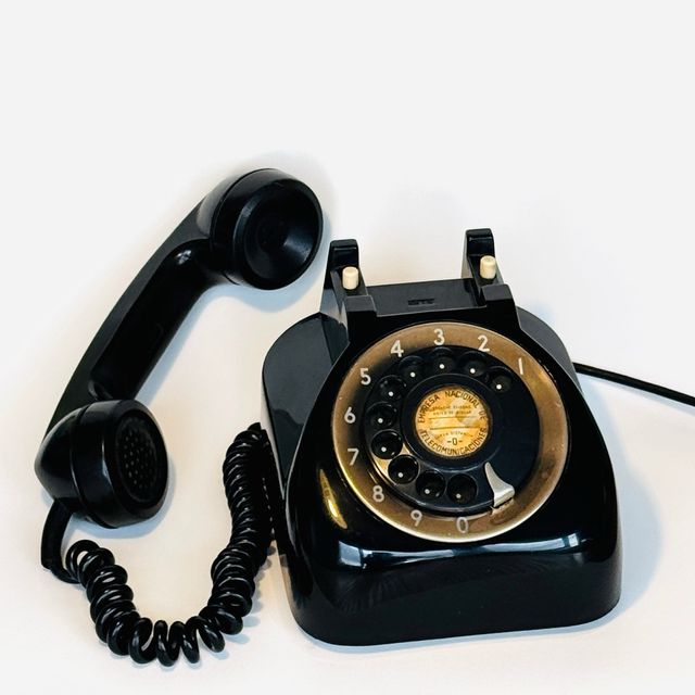 Teléfono antiguo de disco negro “Sapo”