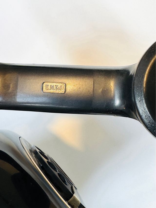 Teléfono antiguo de disco negro “Sapo”