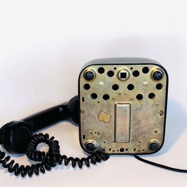 Teléfono antiguo de disco negro “Sapo”
