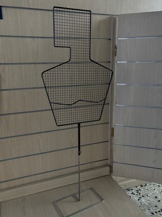 Maniquí de rejilla metálica