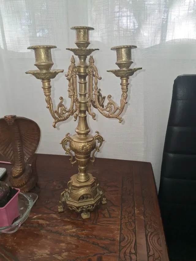 Candelabro antiguo de metal dorado