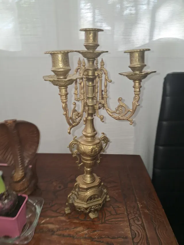 Candelabro antiguo de metal dorado