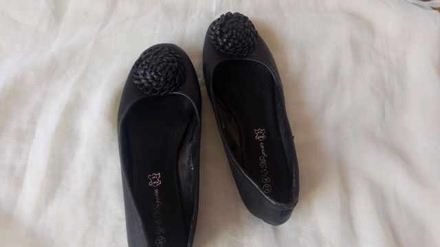 Manoletinas negras con detalle floral